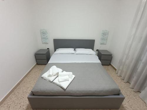 1 dormitorio con 1 cama y 2 toallas blancas en Dà Nonna Lisa, en Castel San Lorenzo