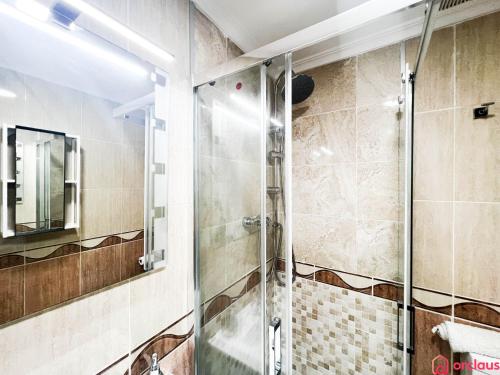 y baño con ducha y puerta de cristal. en Modern apartment in front of the Mediterranean, en Oropesa del Mar