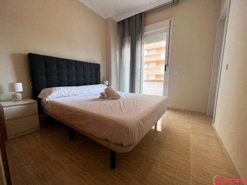 Tempat tidur dalam kamar di Modern apartment in front of the Mediterranean