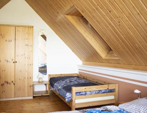 プットブスにあるFerienwohnung Brunkhorst in Krakvitzの木製の天井が特徴のベッドルーム1室(ベッド1台付)