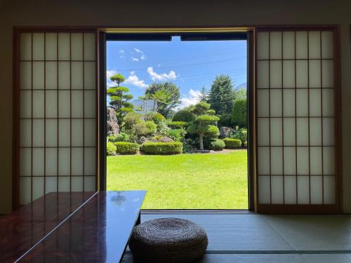 una puerta abierta con vistas al jardín en Togawaso, en Fujikawaguchiko