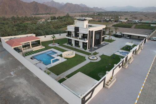 una vista aérea de una casa con piscina en The calm Zone, 