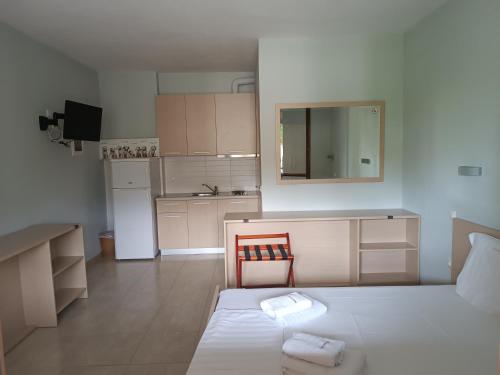 アムリアニにあるAthos Bay Villaのベッドとキッチン付きの小さな部屋