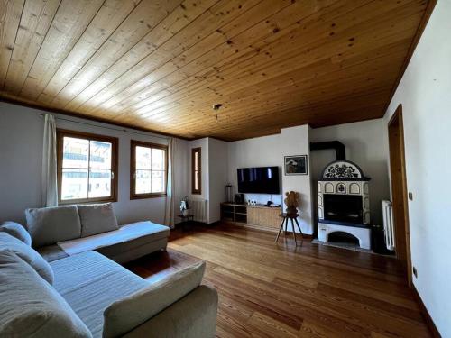 a living room with a couch and a fireplace at Lussuoso Chalet in centro a 4 min a piedi dalle piste da sci in Tarvisio