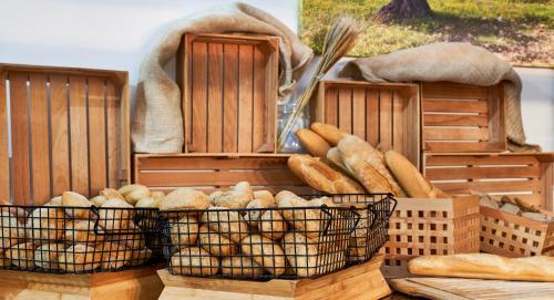 een hoop brood in manden op een tafel bij Globales Simar in Cala de Sant Vicent