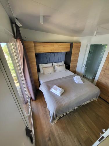 a bedroom with two beds and a large window at Terra Park SpiritoS - Luxury mobile house Ina in Kolan