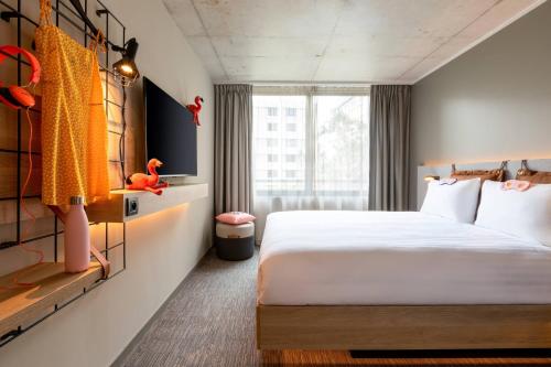 Una cama o camas en una habitación de Moxy Bordeaux