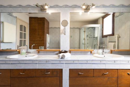baño con 2 lavabos y espejo grande en Villa Sofia, en Anavyssos