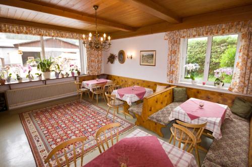 an overhead view of a restaurant with tables and chairs at Pension Vocario in Pfarrwerfen
