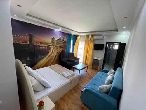 una sala de estar con una gran pintura en la pared en Four Seasons Hotel, en Batumi