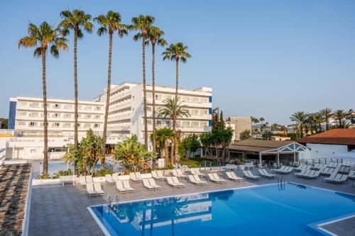 a hotel with palm trees and a swimming pool at Globales Pionero in Santa Ponsa