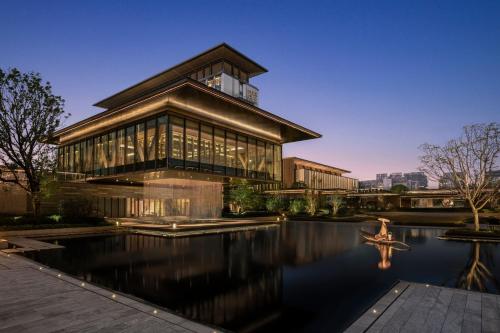 um edifício com um lago em frente em Four Points by Sheraton Guangzhou, Baiyun em Guangzhou