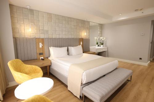 Nova Plaza Prime Hotel في إسطنبول: غرفه فندقيه بسرير وكرسي
