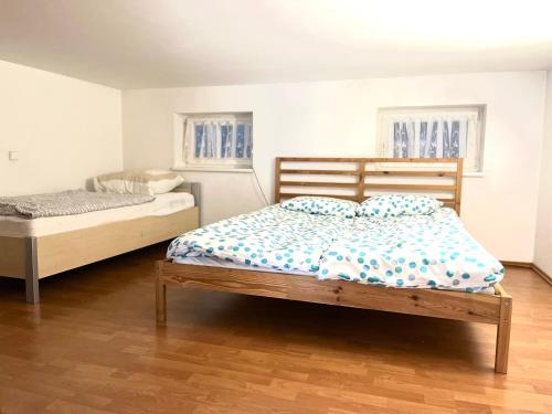 Кровать или кровати в номере Apartment Above the Source