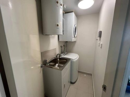 La petite salle de bains est pourvue de toilettes et d'un lavabo. dans l'établissement Kim on Smith, Darwin City, à Darwin
