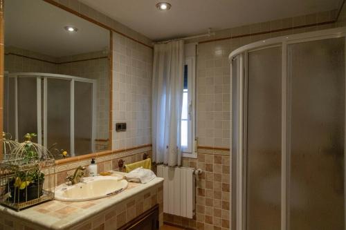 bagno con 2 lavandini e doccia di Casa Rural La Carbonera a Cuenca
