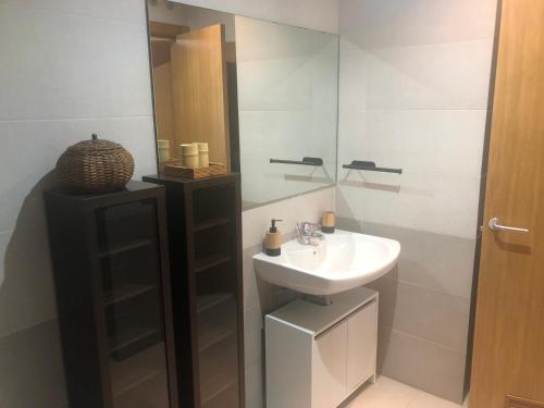 een badkamer met een wastafel en een spiegel bij Casa Graham in Tazacorte