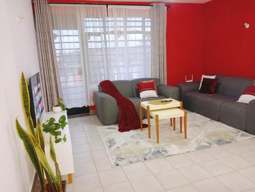 sala de estar con sofá y mesa en Three Bedroom Thika Road, en Nairobi
