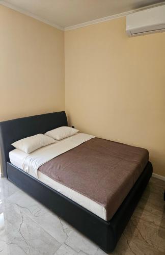 a bedroom with a large bed in a room at Studio apartman Borlin in Karlovac