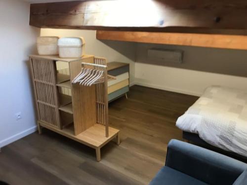 una camera con un letto e un piccolo armadio con stoviglie di Appartement duplex avec terrasse a Venelles