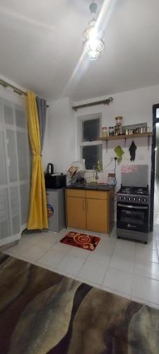 une cuisine avec un évier et une cuisinière dans l'établissement Beta Two Apartment, à Nairobi