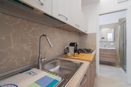 una cucina con un lavello e un piano di lavoro di Apt Giulia a due passi dal mare a Noto Marina