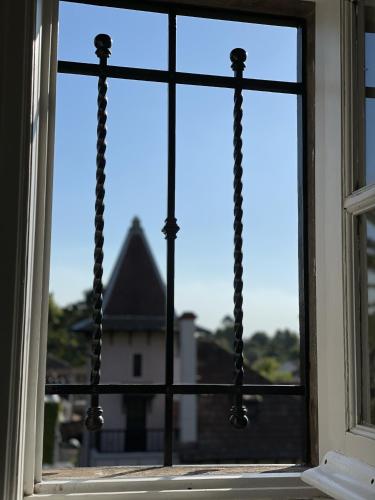 an open window with a view of a house at Casa Villa Julia in Tigre