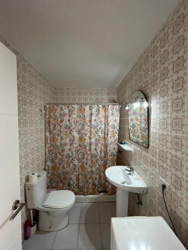 een badkamer met een toilet, een wastafel en een douchegordijn bij Torres Del Sol , Las Americas , cute apartment in Arona