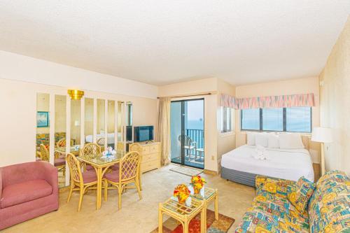 ein Hotelzimmer mit einem Bett und einem Wohnzimmer in der Unterkunft The Palace 1702 in Myrtle Beach