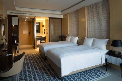 Postel nebo postele na pokoji v ubytování Skopje Marriott Hotel