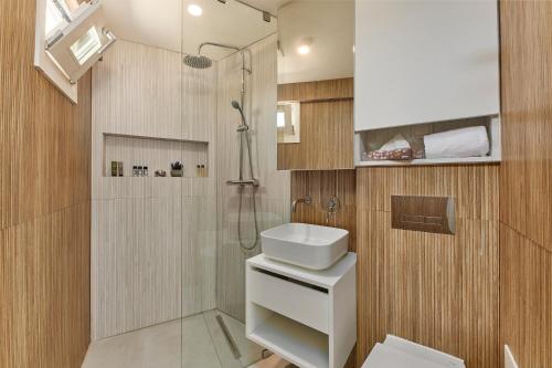 a bathroom with a shower and a toilet and a sink at Casa Do Levante3 Bedrooms With Sea View in Vila Nova de Cacela