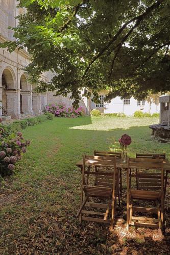Κήπος έξω από το Le prieuré Saint Barthélémy