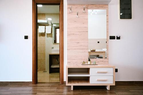 bagno con lavandino e specchio di Hotel Lajka Luxury a Ulcinj