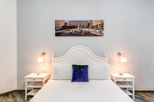 1 dormitorio con 1 cama blanca y 2 mesitas de noche en Agorà Borsa, en Nápoles