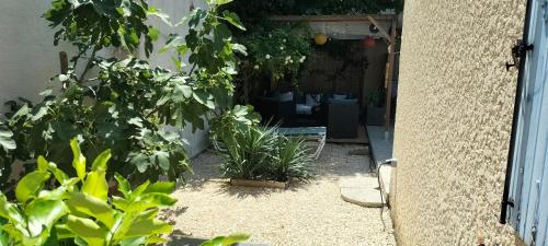 Vonkajšia záhrada v ubytovaní Studio pour location vacances a la semaine AVIGNON