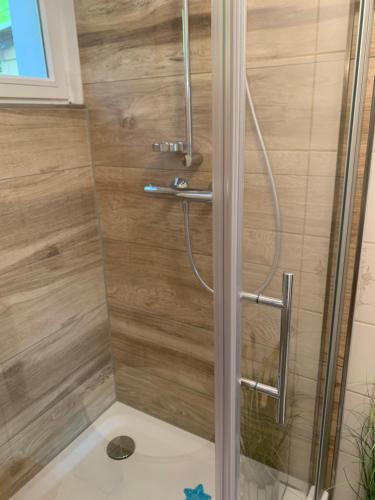 y baño con ducha y paredes de madera. en Stadtperle Sundern en Sundern