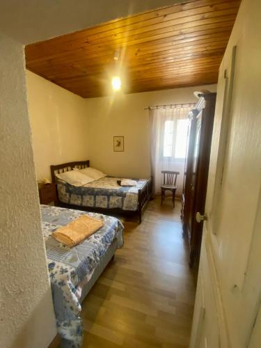 une chambre avec deux lits et une chaise dedans dans l'établissement Appartement 3 pièces 80 m2 Quenza, à Quenza