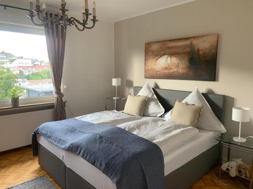 een slaapkamer met een groot bed en een blauwe deken bij Stadtperle Sundern in Sundern