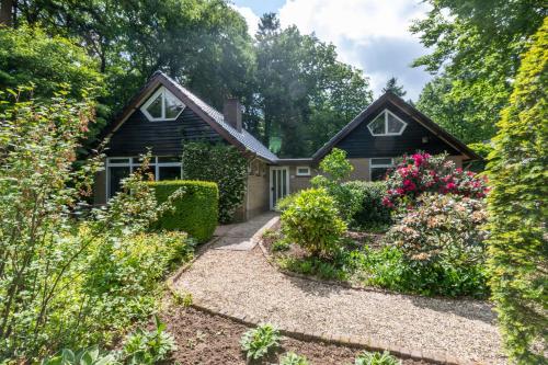 a house with a garden in front of it at Vakantie bij Meeussen - Schuttersoord in Mook