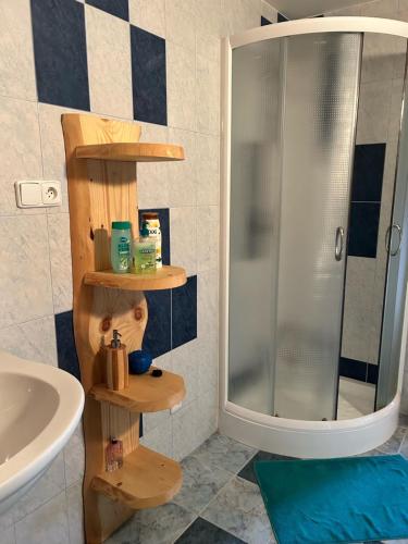 La salle de bains est pourvue d'une douche et d'un lavabo. dans l'établissement Ultimate relaxation near Slovak Paradise, à Rožňava