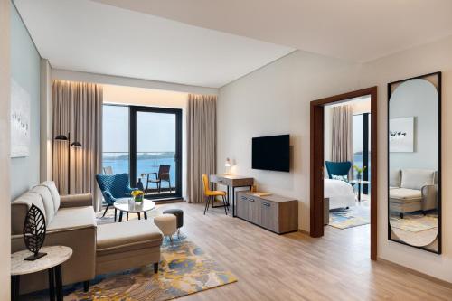 voco Dubai The Palm, an IHG Hotel في دبي: جناح في الفندق مع غرفة معيشة وغرفة نوم