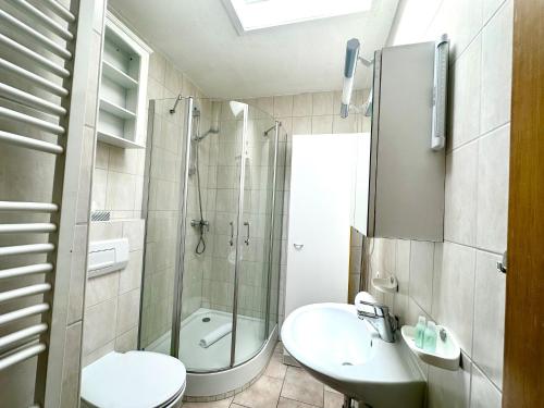 e bagno con doccia, servizi igienici e lavandino. di Marie - a09493 a Wyk auf Föhr