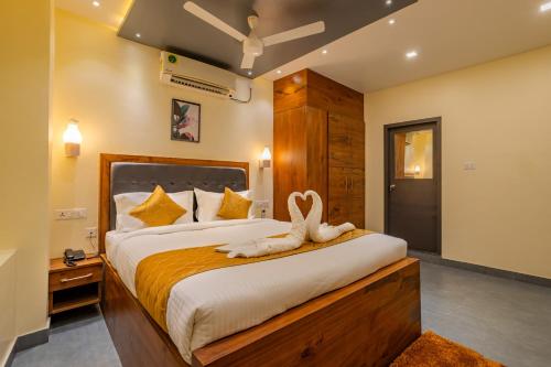 Un dormitorio con una cama grande con un animal de peluche. en MERIDIAN BY Daan, en Trivandrum