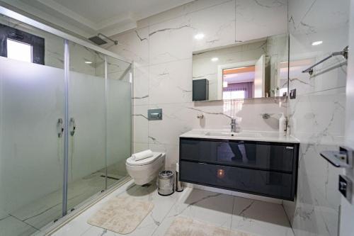 Et badeværelse på Merkezde Muhteşem Havuzlu Villa