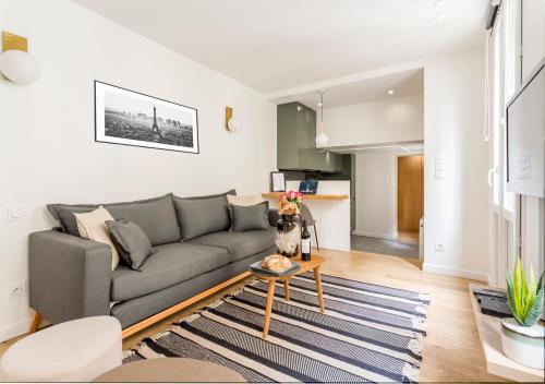 un salon avec un canapé et une table dans l'établissement Élégance & Design Paris Center, à Paris