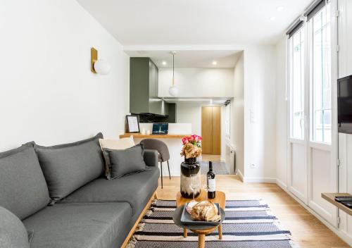 un salon avec un canapé et une table dans l'établissement Élégance & Design Paris Center, à Paris