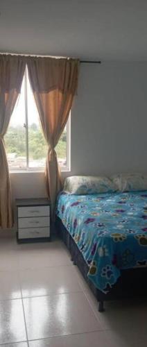 1 dormitorio con cama y ventana en Departamento céntrico en Cajamarca, en Cajamarca