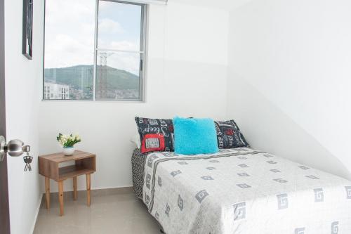 um quarto com uma cama e uma janela em Apartamento con vistas en Cali 