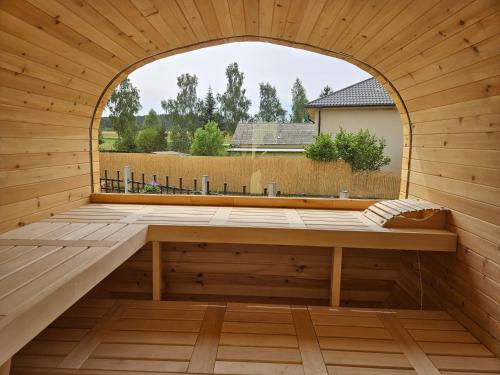 uma sauna exterior com uma janela arqueada em Farma Jerusalem - Wellness Apartments em Příbram