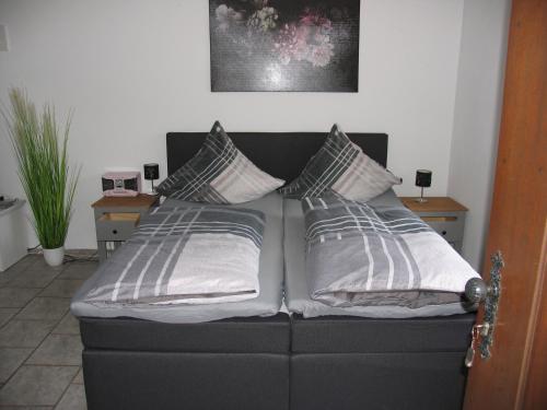 uma cama com duas almofadas num quarto em Ferienwohnung Pargen em Bullay